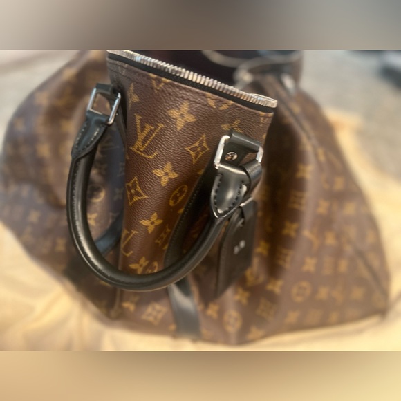 Louis Vuitton duffel bag large authentic fairly new worn twice - Picture 2 of 5